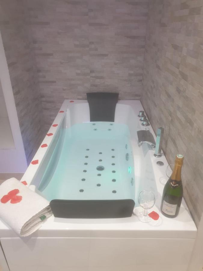 Spa Enzo Appartement Avec Jacuzzi Privatif Lyon Exteriér fotografie